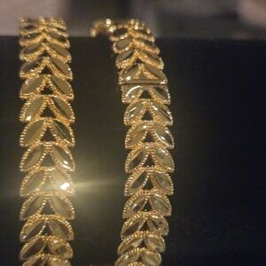 Elegant Gold Leaf Design Bracelet